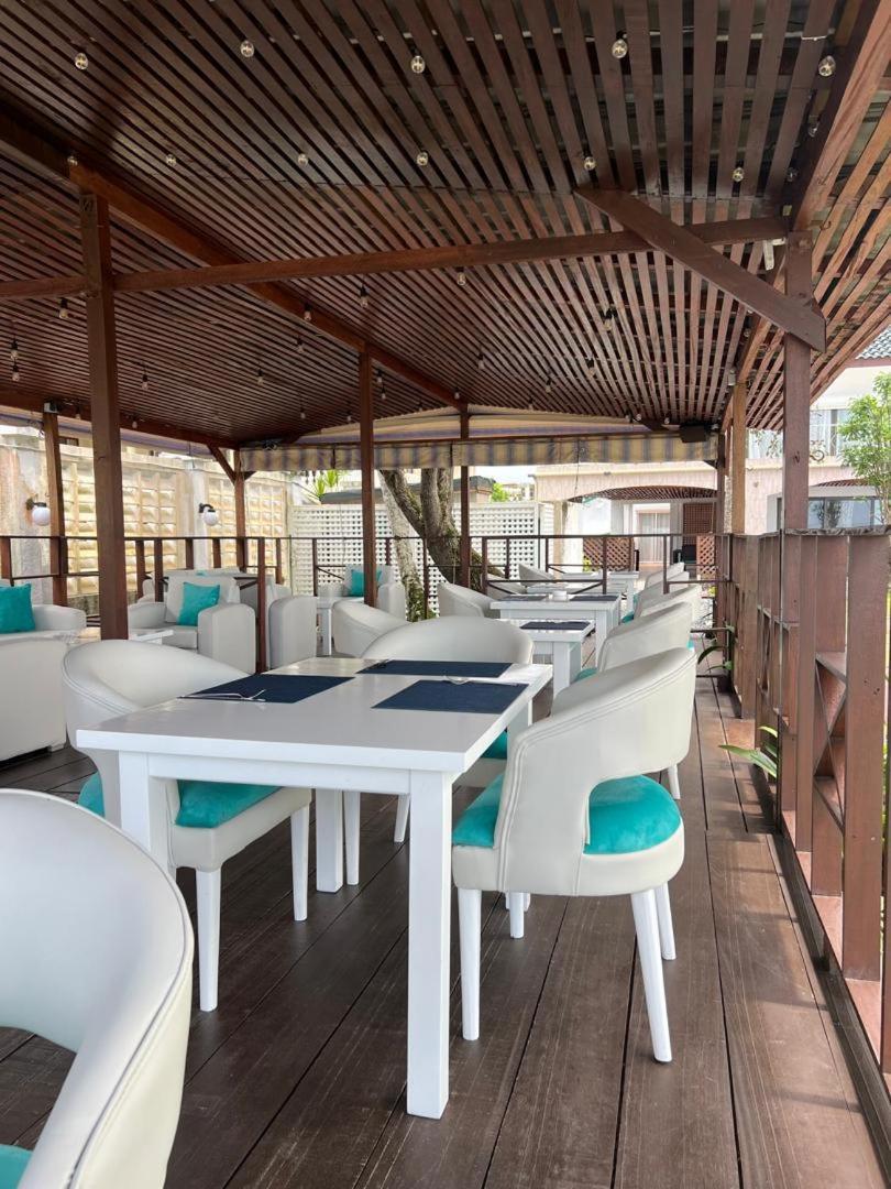 Residence Hoteliere Oceane Либревил Екстериор снимка